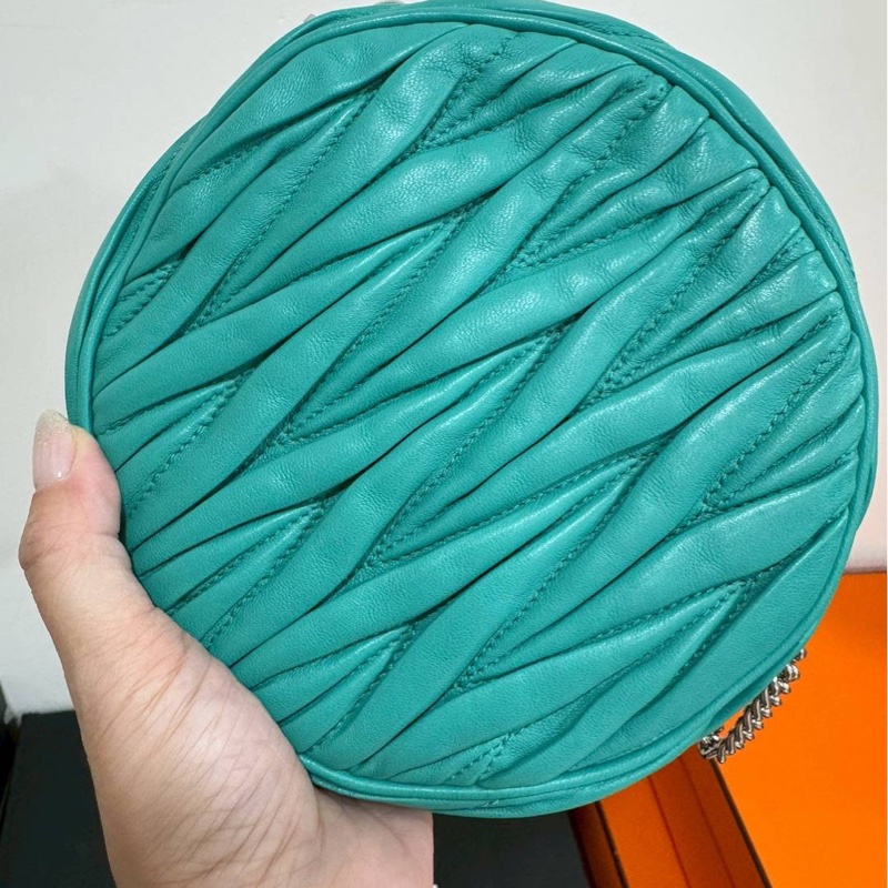 miu miu  Mini Matelassé 藍綠 圓餅包 小圓包 斜背包 鍊條包 肩背包 側背包-10