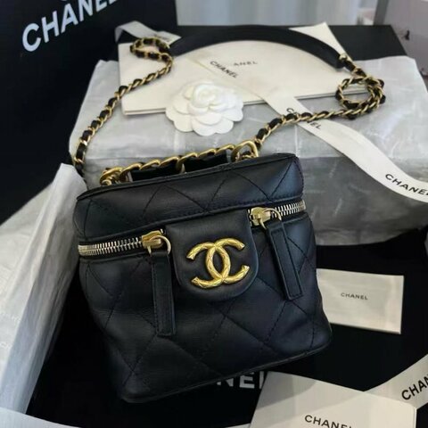 ✨Chanel  22S 秀款黑金牛皮軟盒子化妝包 22年 15*13*15  99新 配件塵袋