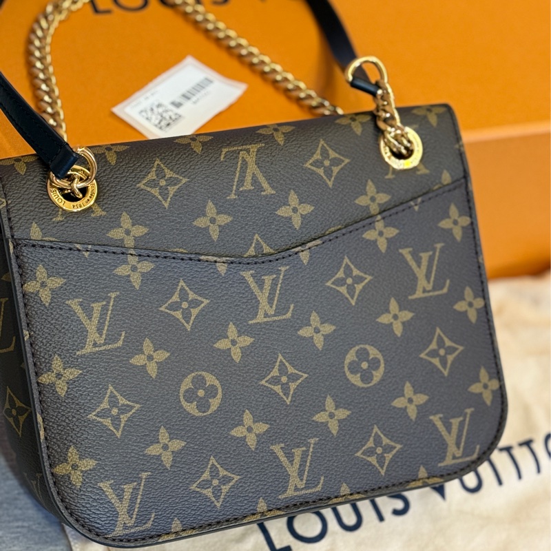 LV Passy老花郵差包 9.9成新-7
