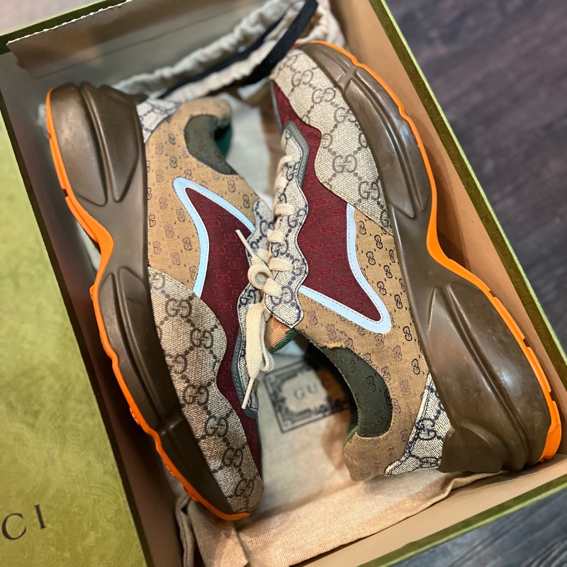 Gucci復古拼接老爹鞋9號 歐碼42.5 買38800 #割愛 Gucci家的經典不敗款!超時髦 三色復古老花拼接加上流行增厚老爹鞋的設計 整體穿起來超級有質感,視覺比例增加~ 尺寸us 9 / 27.5cm 附防塵袋、盒裝 九新 穿過兩次 正常使用痕跡 都有拍出來 高標繞道-0