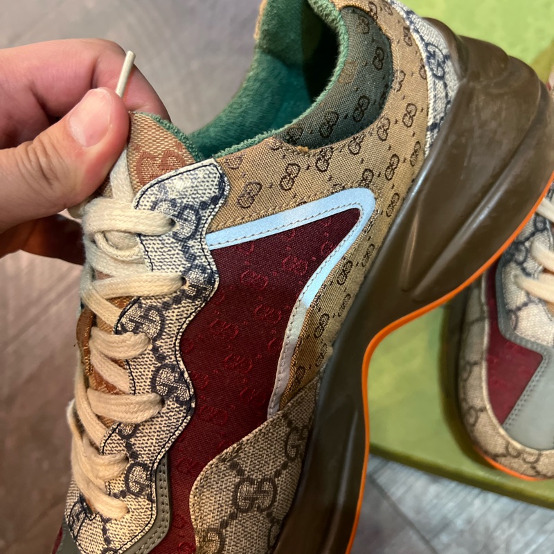 Gucci復古拼接老爹鞋9號 歐碼42.5 買38800 #割愛 Gucci家的經典不敗款!超時髦 三色復古老花拼接加上流行增厚老爹鞋的設計 整體穿起來超級有質感,視覺比例增加~ 尺寸us 9 / 27.5cm 附防塵袋、盒裝 九新 穿過兩次 正常使用痕跡 都有拍出來 高標繞道-4