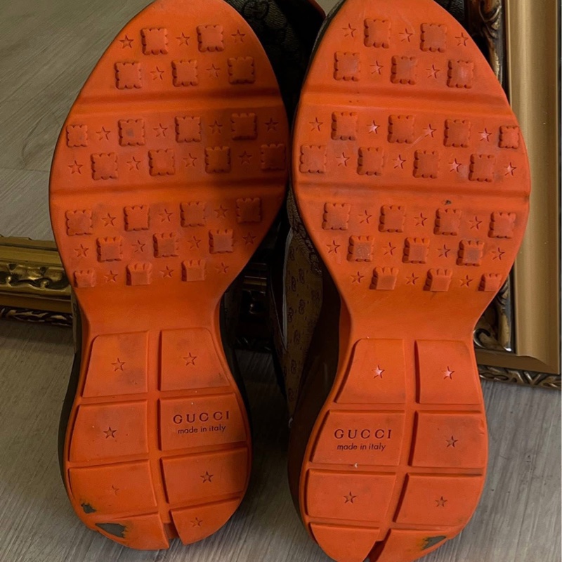 Gucci復古拼接老爹鞋9號 歐碼42.5 買38800 #割愛 Gucci家的經典不敗款!超時髦 三色復古老花拼接加上流行增厚老爹鞋的設計 整體穿起來超級有質感,視覺比例增加~ 尺寸us 9 / 27.5cm 附防塵袋、盒裝 九新 穿過兩次 正常使用痕跡 都有拍出來 高標繞道-19