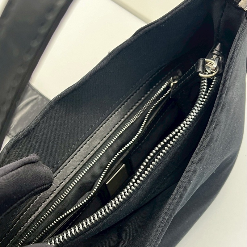 🏷️ Fendi Hobo-11