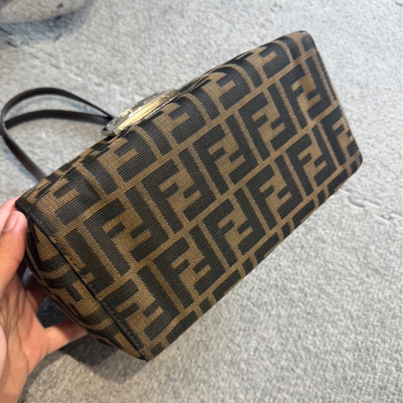 🏷️ Fendi 牛奶盒包-11