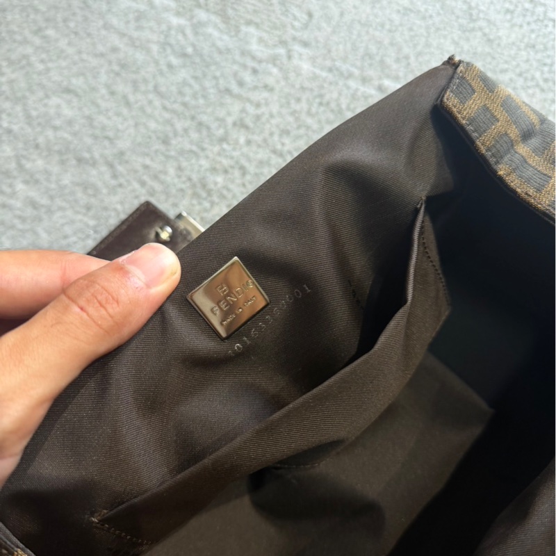 🏷️ Fendi 牛奶盒包-17