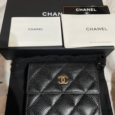 CHANEL 荔枝牛皮二折釦式短夾