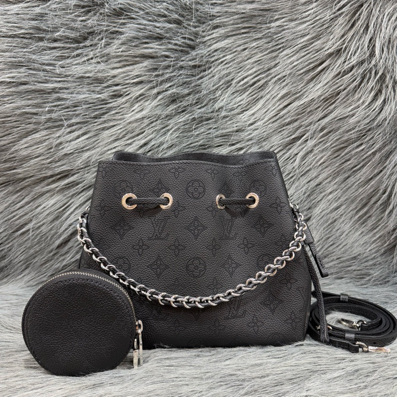 LV M57070 Sac Bella noe 黑色荔枝皮 老花字 紋 肩背包 水桶包 購物包-0