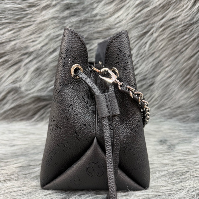 LV M57070 Sac Bella noe 黑色荔枝皮 老花字 紋 肩背包 水桶包 購物包-1