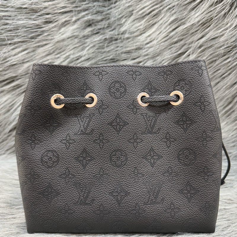 LV M57070 Sac Bella noe 黑色荔枝皮 老花字 紋 肩背包 水桶包 購物包-2