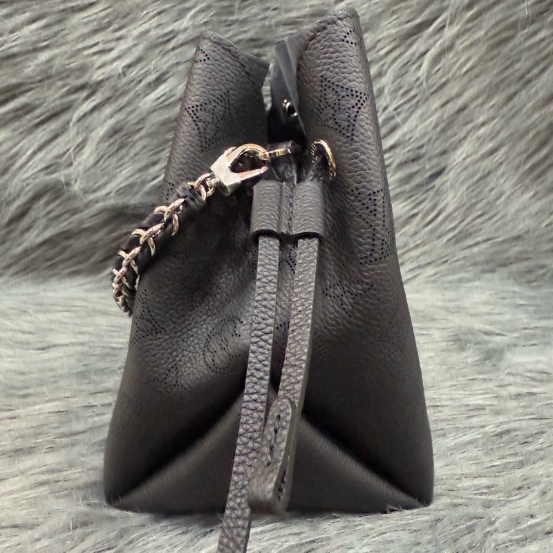 LV M57070 Sac Bella noe 黑色荔枝皮 老花字 紋 肩背包 水桶包 購物包-3