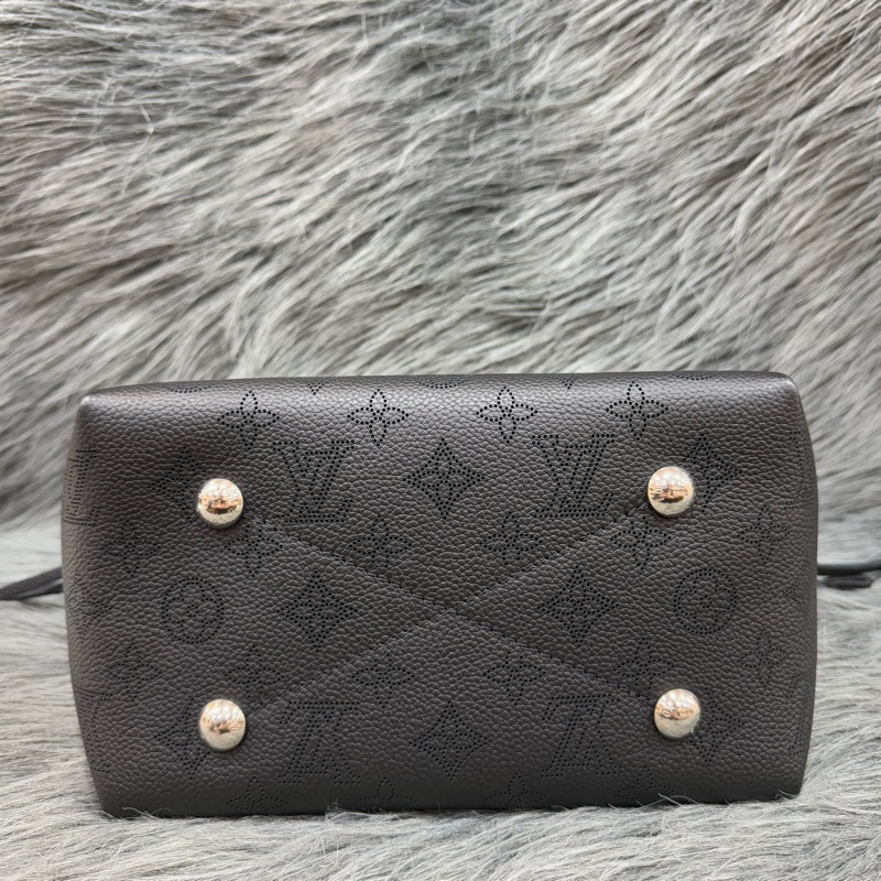 LV M57070 Sac Bella noe 黑色荔枝皮 老花字 紋 肩背包 水桶包 購物包-4