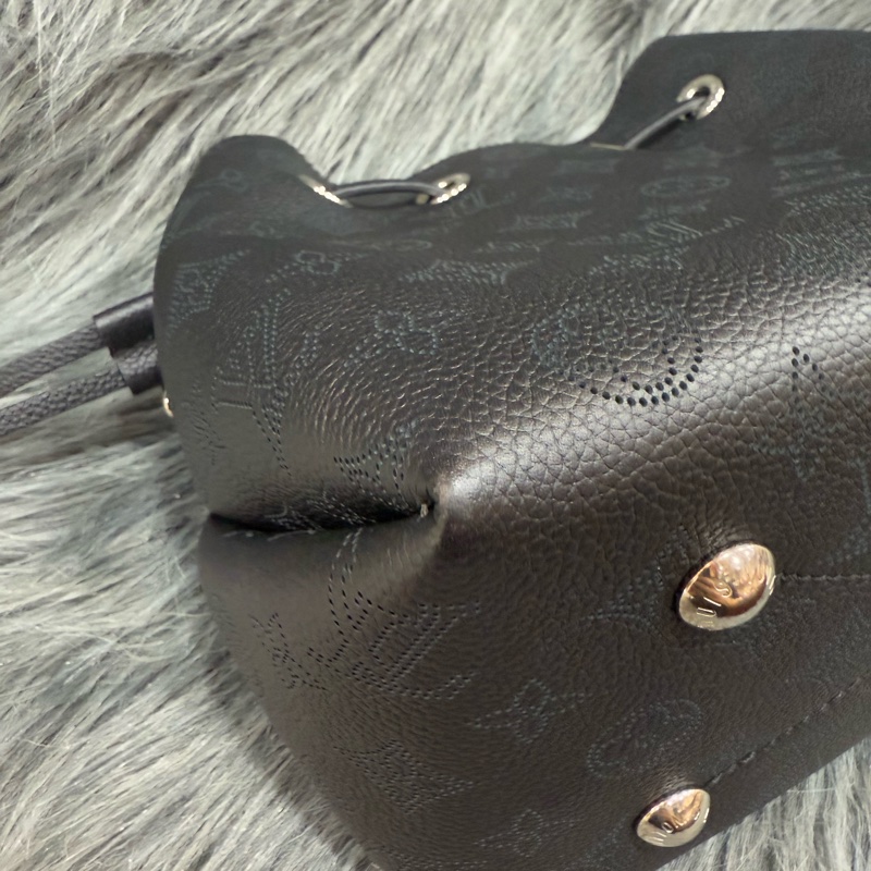 LV M57070 Sac Bella noe 黑色荔枝皮 老花字 紋 肩背包 水桶包 購物包-8