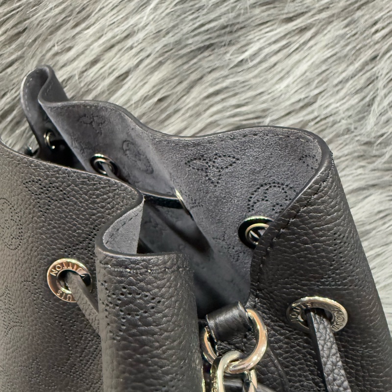 LV M57070 Sac Bella noe 黑色荔枝皮 老花字 紋 肩背包 水桶包 購物包-10