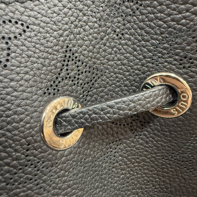 LV M57070 Sac Bella noe 黑色荔枝皮 老花字 紋 肩背包 水桶包 購物包-12