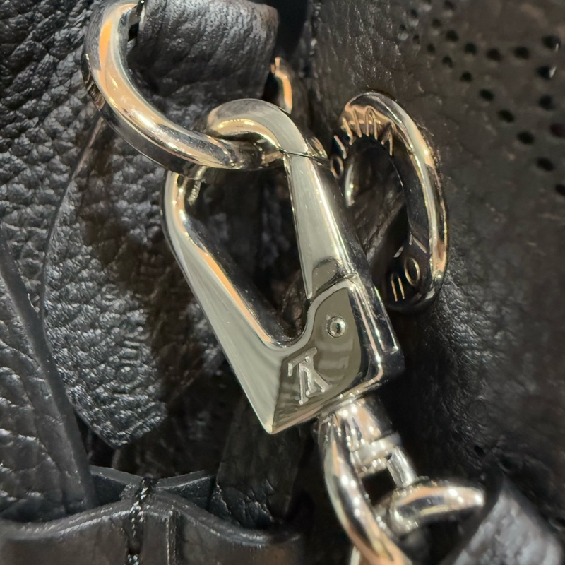 LV M57070 Sac Bella noe 黑色荔枝皮 老花字 紋 肩背包 水桶包 購物包-14