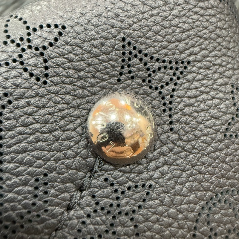 LV M57070 Sac Bella noe 黑色荔枝皮 老花字 紋 肩背包 水桶包 購物包-16