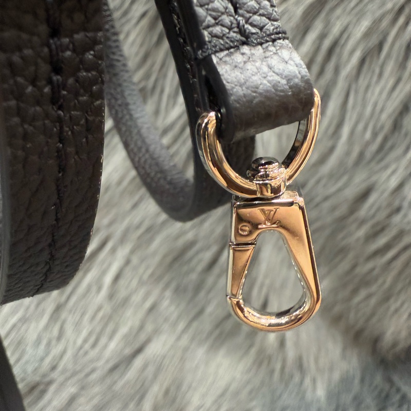 LV M57070 Sac Bella noe 黑色荔枝皮 老花字 紋 肩背包 水桶包 購物包-20