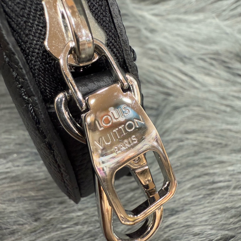 LV M57070 Sac Bella noe 黑色荔枝皮 老花字 紋 肩背包 水桶包 購物包-24