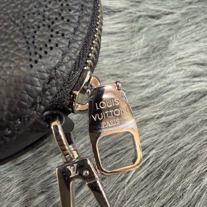 LV M57070 Sac Bella noe 黑色荔枝皮 老花字 紋 肩背包 水桶包 購物包-26