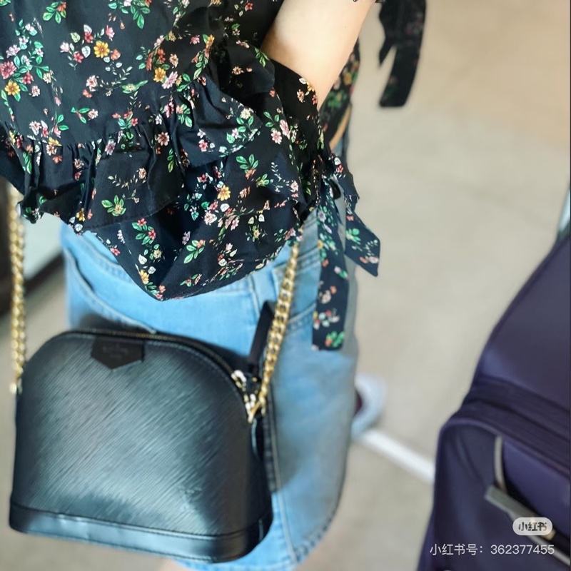 LV alma mini EPI 水波紋 黑色 貝殼包 鍊條包 斜背包 肩背包 側背包-4