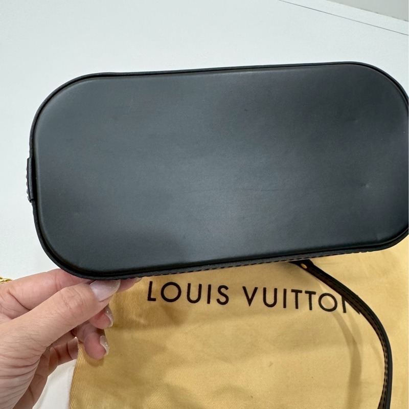 LV alma mini EPI 水波紋 黑色 貝殼包 鍊條包 斜背包 肩背包 側背包-8