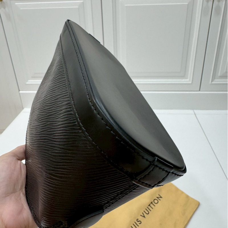 LV alma mini EPI 水波紋 黑色 貝殼包 鍊條包 斜背包 肩背包 側背包-9