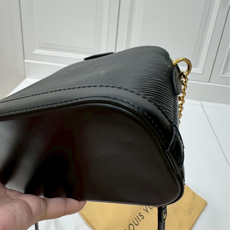 LV alma mini EPI 水波紋 黑色 貝殼包 鍊條包 斜背包 肩背包 側背包-12