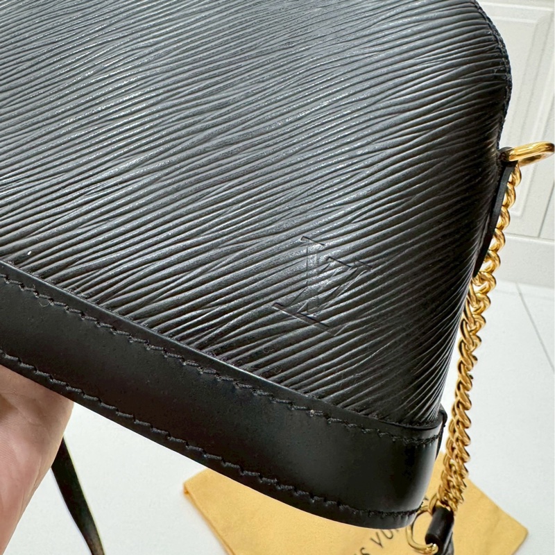 LV alma mini EPI 水波紋 黑色 貝殼包 鍊條包 斜背包 肩背包 側背包-13