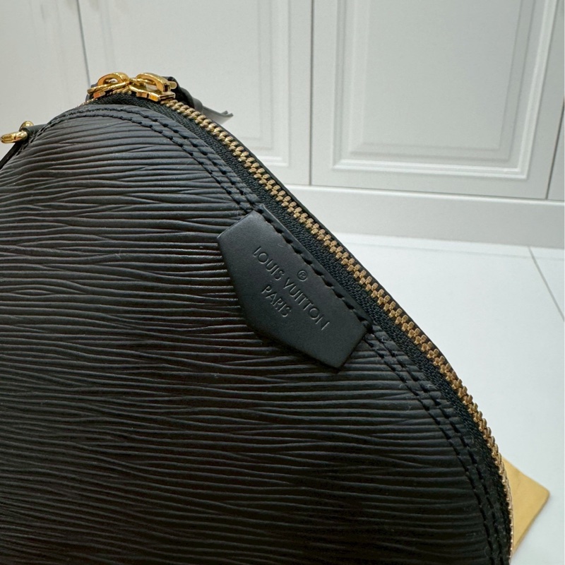 LV alma mini EPI 水波紋 黑色 貝殼包 鍊條包 斜背包 肩背包 側背包-14
