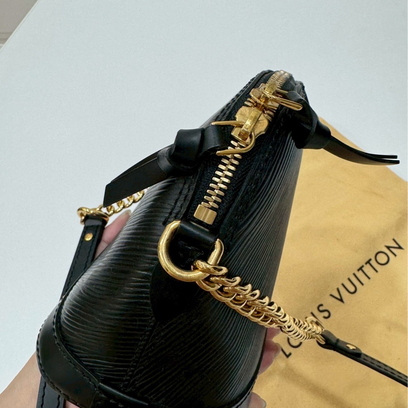 LV alma mini EPI 水波紋 黑色 貝殼包 鍊條包 斜背包 肩背包 側背包-15