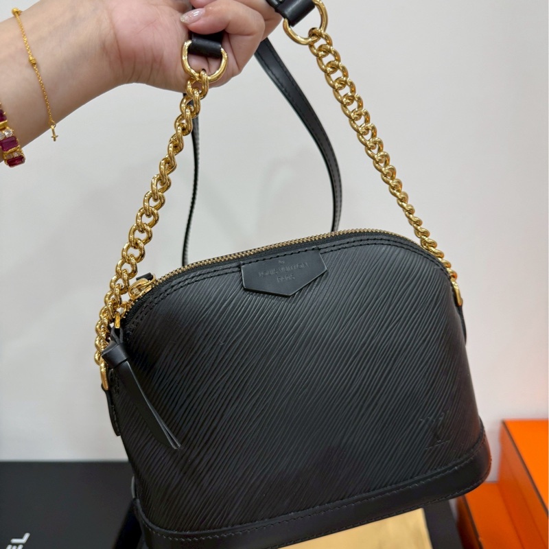 LV alma mini EPI 水波紋 黑色 貝殼包 鍊條包 斜背包 肩背包 側背包-17