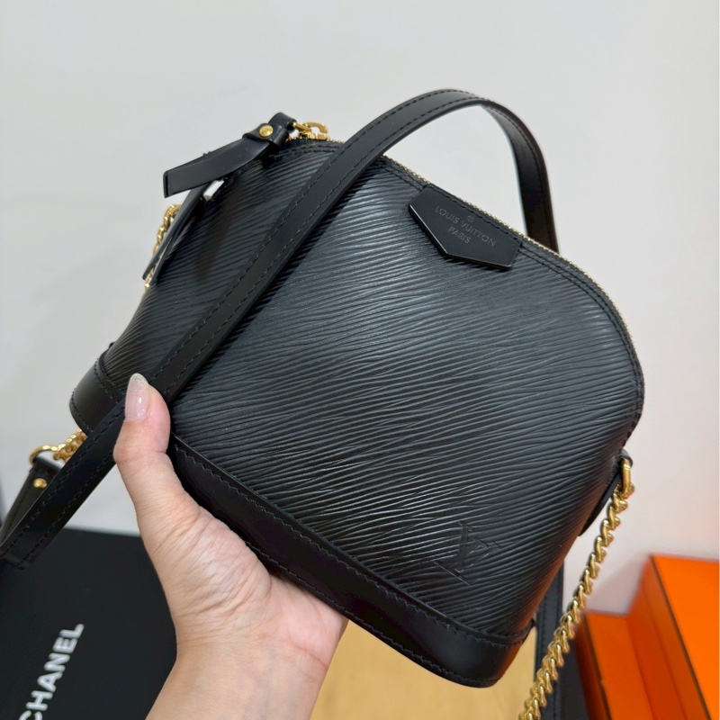 LV alma mini EPI 水波紋 黑色 貝殼包 鍊條包 斜背包 肩背包 側背包-18