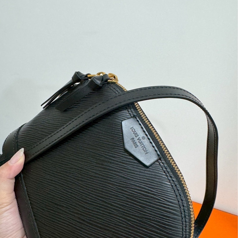 LV alma mini EPI 水波紋 黑色 貝殼包 鍊條包 斜背包 肩背包 側背包-19