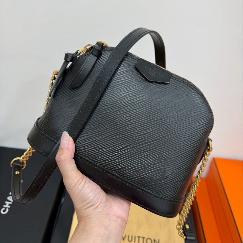 LV alma mini EPI 水波紋 黑色 貝殼包 鍊條包 斜背包 肩背包 側背包-21