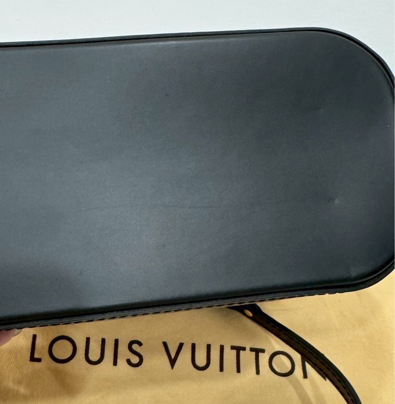 LV alma mini EPI 水波紋 黑色 貝殼包 鍊條包 斜背包 肩背包 側背包-23