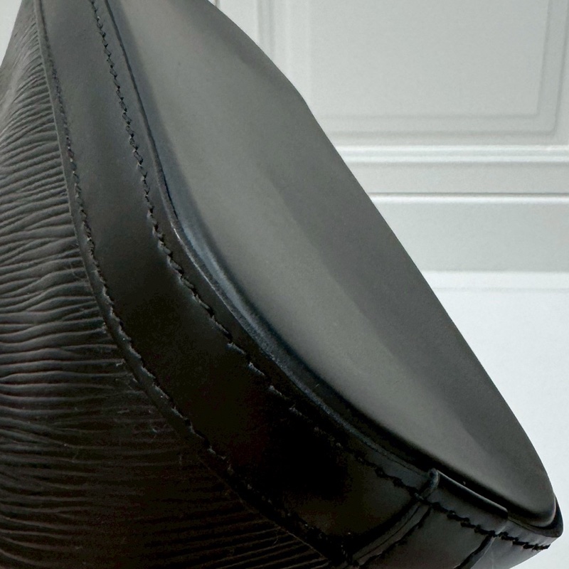 LV alma mini EPI 水波紋 黑色 貝殼包 鍊條包 斜背包 肩背包 側背包-24