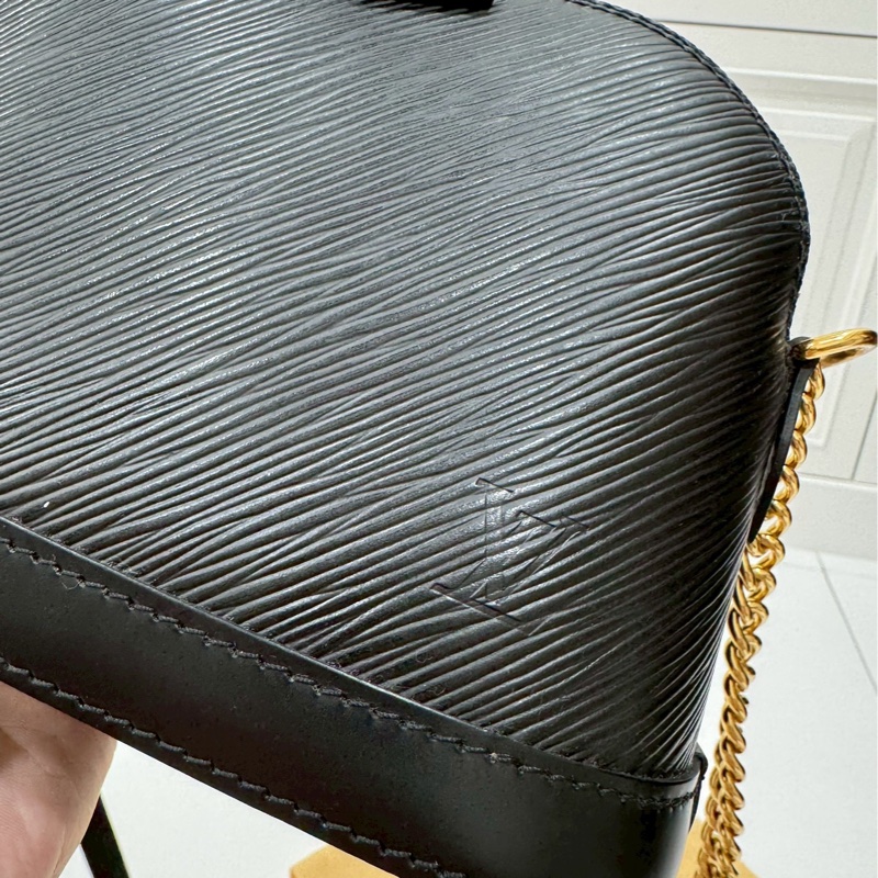 LV alma mini EPI 水波紋 黑色 貝殼包 鍊條包 斜背包 肩背包 側背包-25