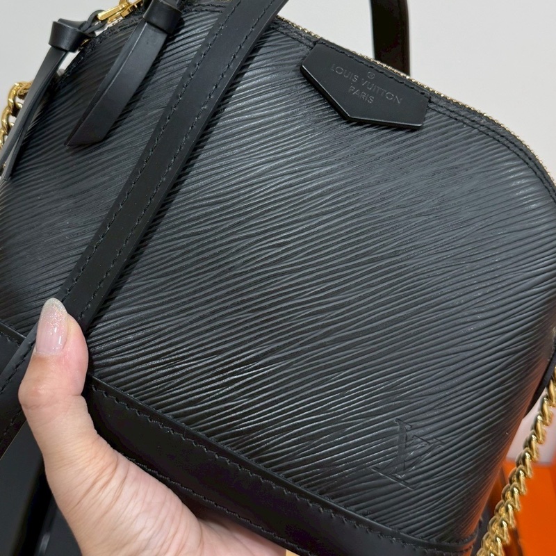 LV alma mini EPI 水波紋 黑色 貝殼包 鍊條包 斜背包 肩背包 側背包-26