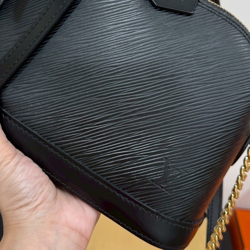 LV alma mini EPI 水波紋 黑色 貝殼包 鍊條包 斜背包 肩背包 側背包-27