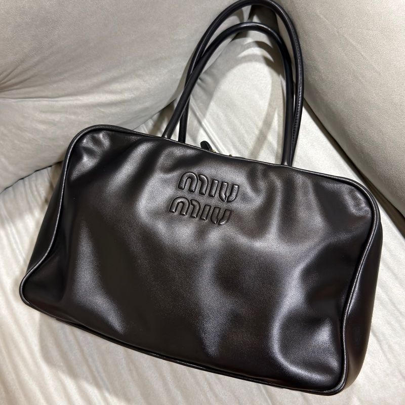 #閒置僅試背全配24年購證 #專櫃斷貨新款 #全台唯一 Miumiu黑金牛皮肩背保齡球包 送禮超適🈴🉑肩背-54