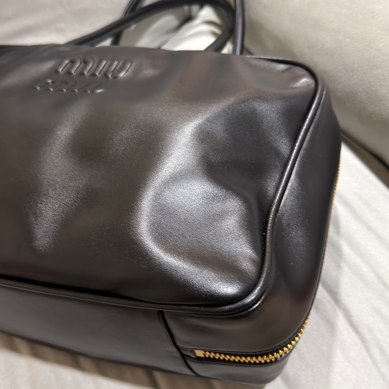 #閒置僅試背全配24年購證 #專櫃斷貨新款 #全台唯一 Miumiu黑金牛皮肩背保齡球包 送禮超適🈴🉑肩背-55