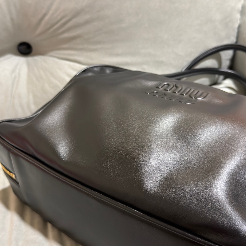 #閒置僅試背全配24年購證 #專櫃斷貨新款 #全台唯一 Miumiu黑金牛皮肩背保齡球包 送禮超適🈴🉑肩背-56