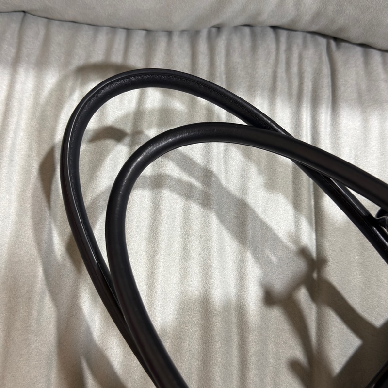 #閒置僅試背全配24年購證 #專櫃斷貨新款 #全台唯一 Miumiu黑金牛皮肩背保齡球包 送禮超適🈴🉑肩背-61