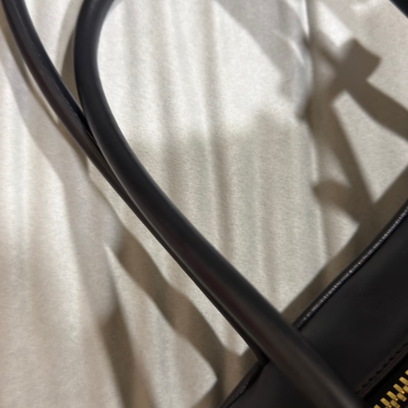 #閒置僅試背全配24年購證 #專櫃斷貨新款 #全台唯一 Miumiu黑金牛皮肩背保齡球包 送禮超適🈴🉑肩背-66