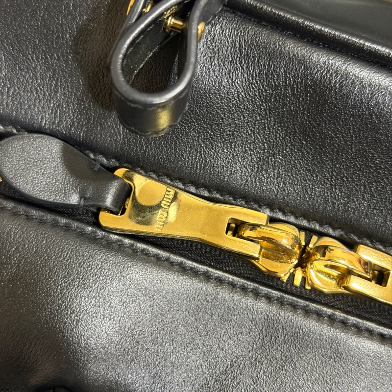 #閒置僅試背全配24年購證 #專櫃斷貨新款 #全台唯一 Miumiu黑金牛皮肩背保齡球包 送禮超適🈴🉑肩背-69