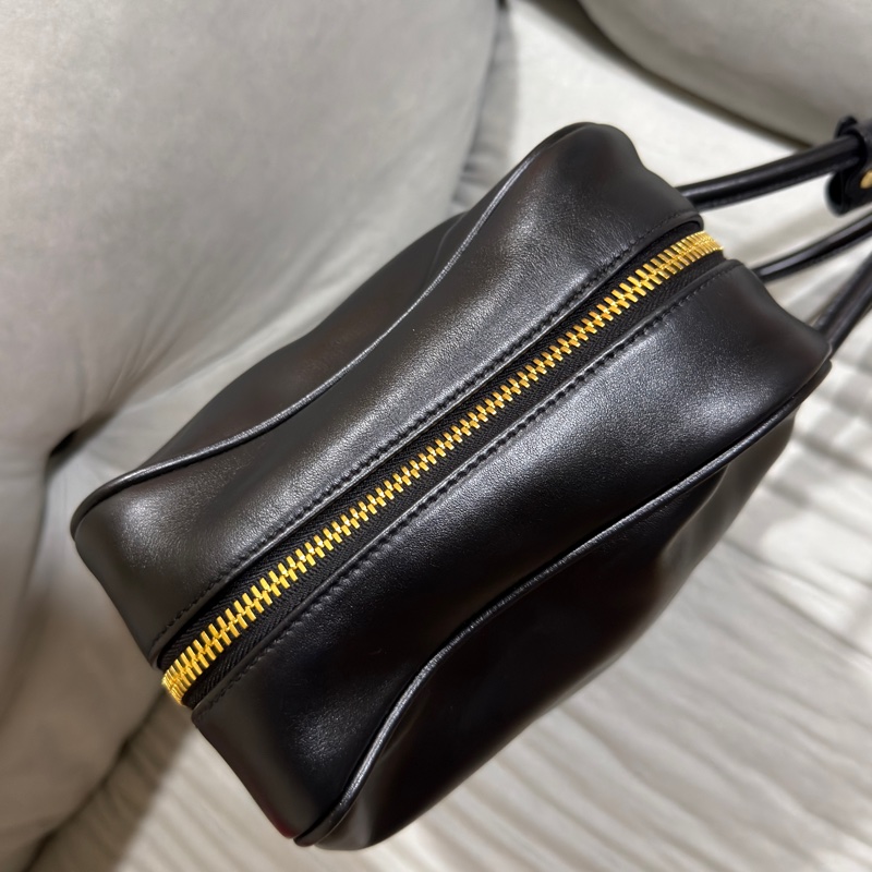 #閒置僅試背全配24年購證 #專櫃斷貨新款 #全台唯一 Miumiu黑金牛皮肩背保齡球包 送禮超適🈴🉑肩背-70