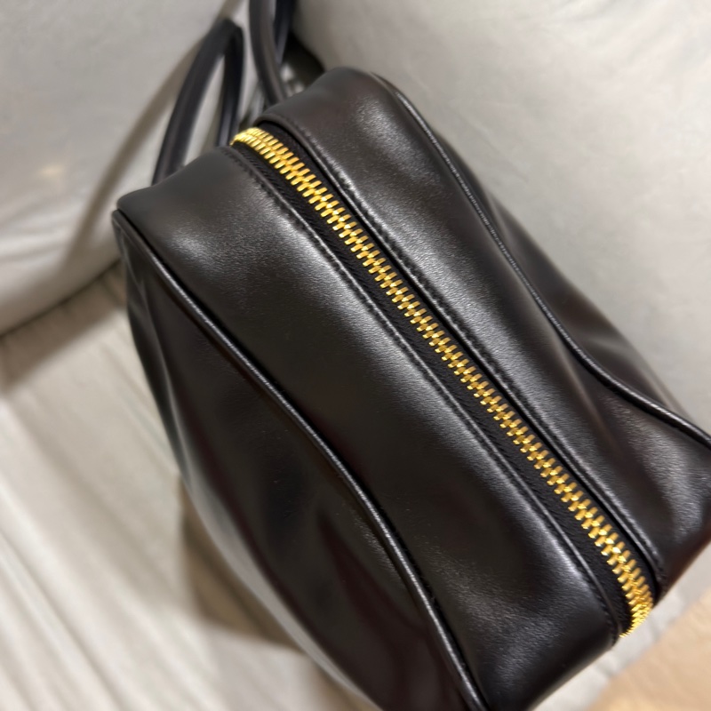 #閒置僅試背全配24年購證 #專櫃斷貨新款 #全台唯一 Miumiu黑金牛皮肩背保齡球包 送禮超適🈴🉑肩背-74