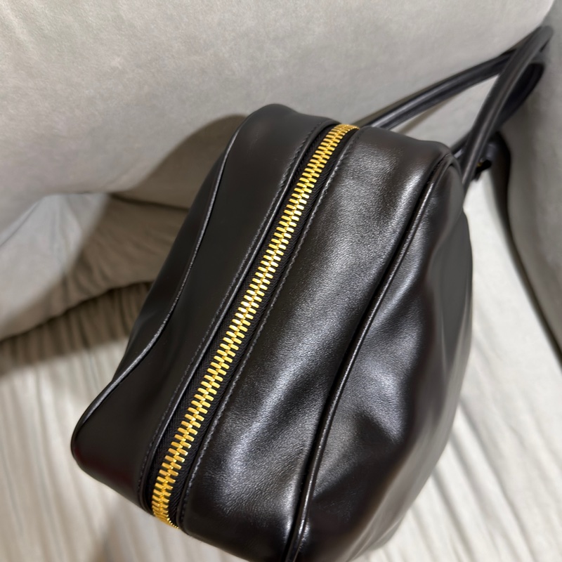 #閒置僅試背全配24年購證 #專櫃斷貨新款 #全台唯一 Miumiu黑金牛皮肩背保齡球包 送禮超適🈴🉑肩背-78