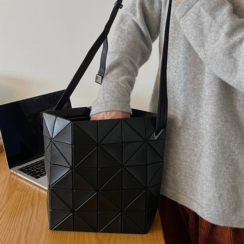 ISSEY MIYAKE BAOBAO 幾何大方格5x6皮質斜背扁包(霧黑)-3