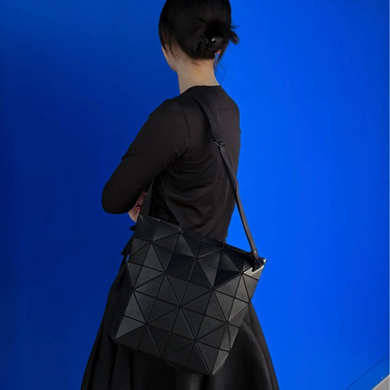 ISSEY MIYAKE BAOBAO 幾何大方格5x6皮質斜背扁包(霧黑)-1